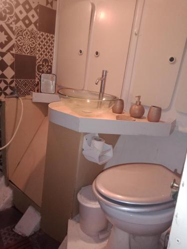une salle de bain avec toilettes et lavabo dans l'établissement Santa-Giulia, à Ajaccio