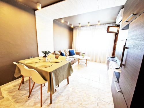 Posezení v ubytování Central Apartment - Spacious designer property in Stara Zagora
