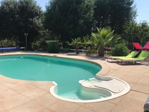 - une piscine dans une cour avec 2 chaises dans l'établissement escale provençale, au Muy