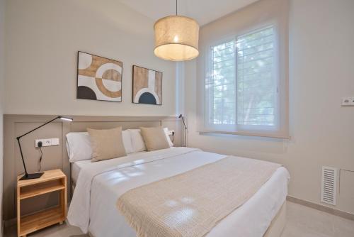 Postel nebo postele na pokoji v ubytování Sitges Spaces Garden Condo-2 Bedrooms, 2 Bathrooms, Garden Terrace, Near center, Sleeps up to 6- Monthly Rentals Only