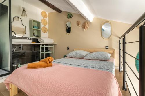 - une chambre avec 2 lits et un lavabo dans l'établissement Le cocon nippon ressort, à Marseille