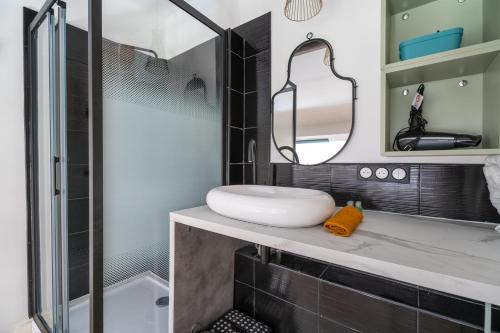 une salle de bain avec un lavabo et une douche dans l'établissement Le cocon nippon ressort, à Marseille