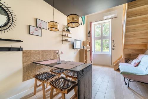 un salon avec une table et des chaises dans l'établissement Le cocon nippon ressort, à Marseille