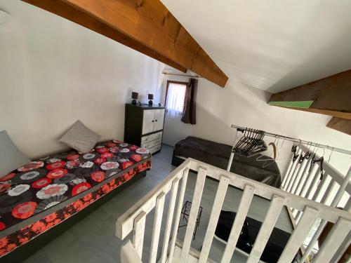 - une chambre avec un lit et un escalier dans l'établissement Maison de vacances parking wifi résidence calme Cap d Agde, au Cap d'Agde