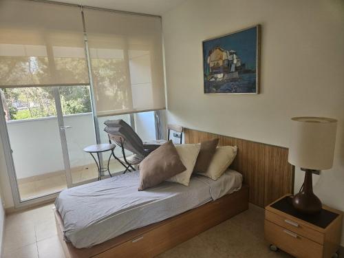 サガロにあるApartamento en s'agaroのベッドルーム1室(ランプ付)