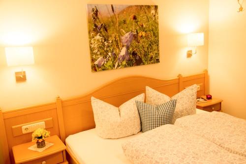 Cama o camas de una habitación en Alpenrösle Ferienwohnungen - Berge - Ruhe - Traumaussicht, 2- und 3-Raum-Wohnungen, Panoramasauna