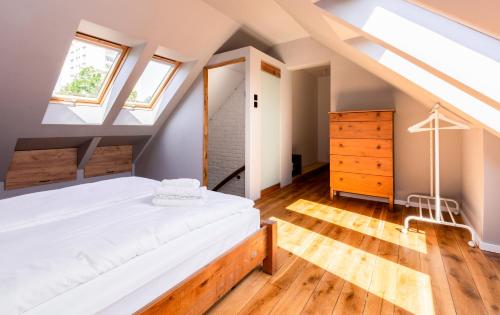 Postel nebo postele na pokoji v ubytování Bądkowskiego Two-Level Apartment