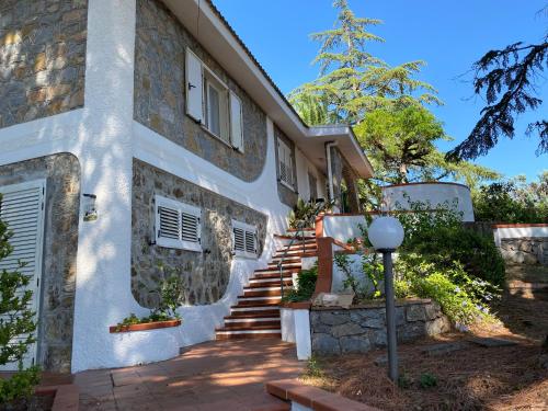 a house with stairs leading up to it at Villa Spaziosa con vista mare in Capitello
