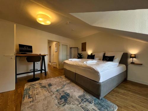 Postel nebo postele na pokoji v ubytování Nr 2 Modernes Apartment in Historischer Marktplatzlage 56 qm # Cosiness Company 22