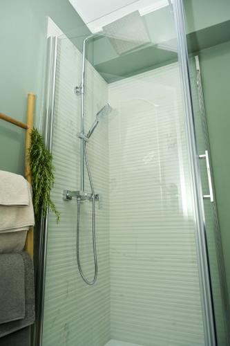 ein Badezimmer mit Dusche mit Glastür in der Unterkunft ZenDen in Jajce