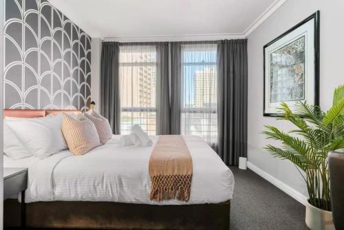 Ένα ή περισσότερα κρεβάτια σε δωμάτιο στο KozyGuru | Haymarket Theatre Precinct City Studio