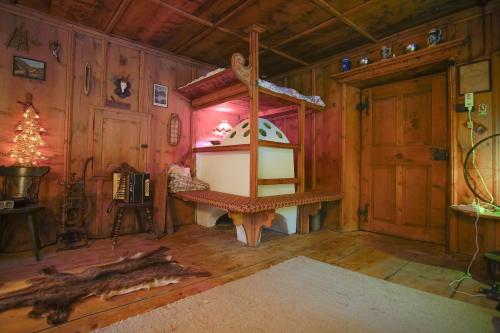 una habitación con una mesa y una puerta en Elventhal - Private Chalet in alpine valley, en Mieders