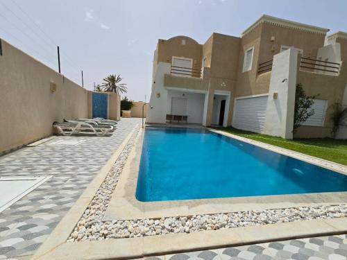 une piscine devant une maison dans l'établissement Villa Elaa, à Temlale