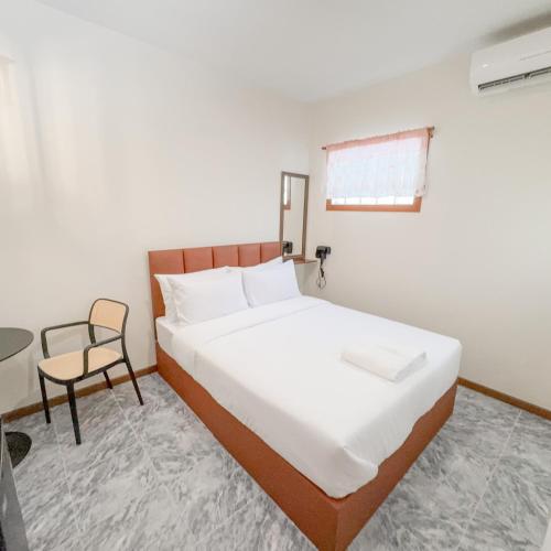 a bedroom with a bed and a chair in it at JB Home Bangkok - Victory monument in Bangkok