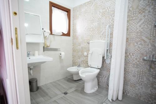 a bathroom with a toilet and a sink at Casa Fiorita in Gragnano