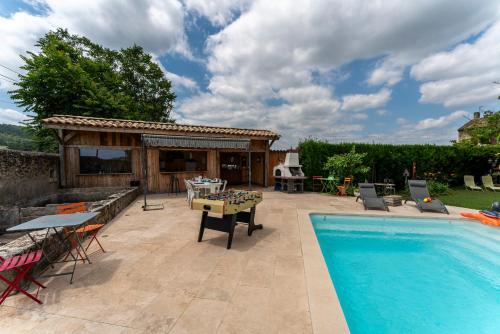 une terrasse avec une piscine et une maison dans l'établissement Mas de la Tontine, à Pont-Saint-Esprit