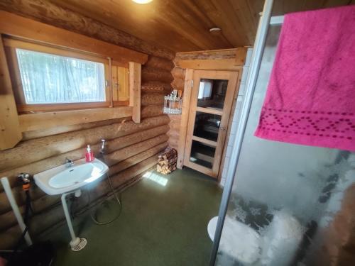an overhead view of a bathroom with a sink and a shower at Kalliorinteen Mökit Havupirtti in Töysä