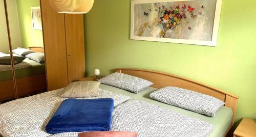 Un dormitorio con una cama con una almohada azul encima. en Rosengarten Gerlinde, en Stadt Wehlen