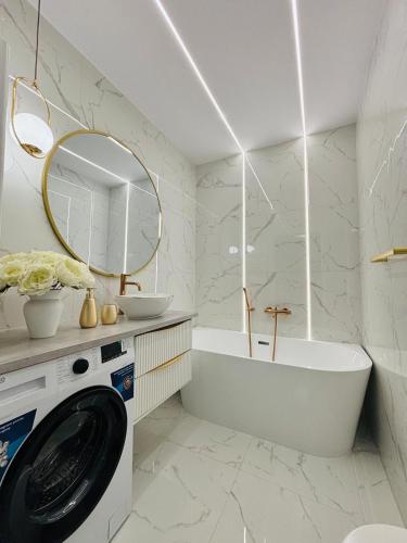 Bilik mandi di 3 Bedrooms Premium Bella White for 8 Guests with AC and Underground Parking