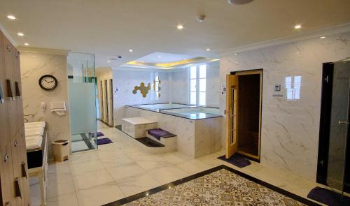 a large bathroom with a shower and a sink at Seven Seas Cote D'azur Resort Jomtien in Na Jomtien