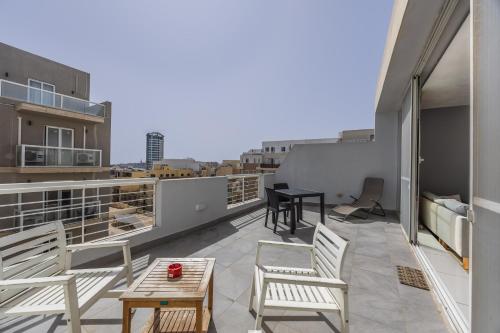 Balkón nebo terasa v ubytování Cosy 2BR Sunlit Penthouse with Large Front Terrace - Close to St Julian's, Sliema, & Valletta