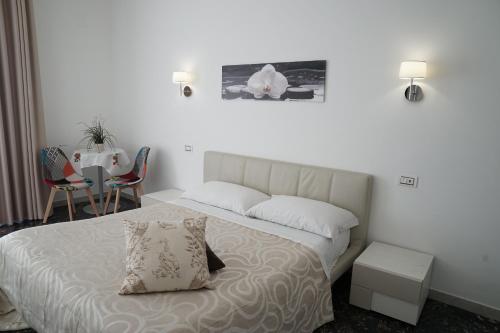 sypialnia z łóżkiem i stołem z krzesłami w obiekcie B&B La Vie en Rose w mieście Salerno