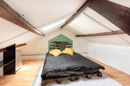 - une chambre avec un lit sur une palette en bois dans l'établissement Urban Comics - Appt climatisé 10p proche de Paris, à Brétigny-sur-Orge