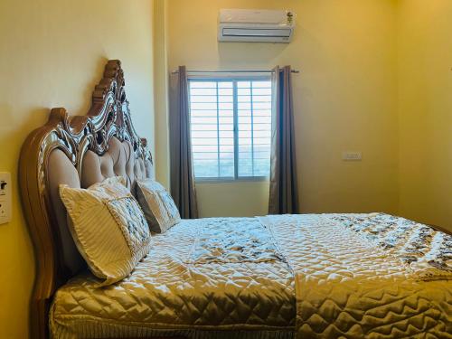 a bedroom with a bed and a window at Bhanu bhawan in Jaipur
