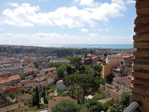 - une vue sur la ville depuis la tour dans l'établissement Magnifique 3 Pièces Vue Mer au coeur du village, à Cagnes-sur-Mer