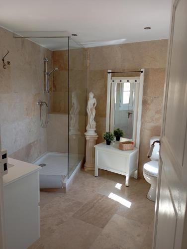 une salle de bain avec douche et baignoire et toilettes dans l'établissement Magnifique 3 Pièces Vue Mer au coeur du village, à Cagnes-sur-Mer