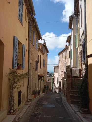 une rue vide dans une ruelle avec des bâtiments dans l'établissement Magnifique 3 Pièces Vue Mer au coeur du village, à Cagnes-sur-Mer