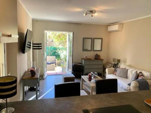 un salon avec un canapé et une table dans l'établissement Maison CENTRE CANNES 2 CHAMBRES 4 COUCHAGES, à Cannes