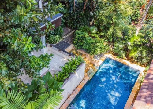 an overhead view of a swimming pool in a garden at Martini Suite and Villa in Kerobokan