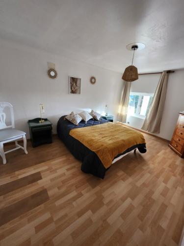 En eller flere senge i et værelse på DOMAINE DE POULHARIES -Merlot