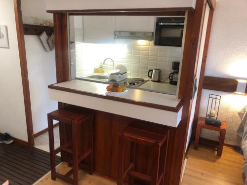 une petite cuisine avec un comptoir et un évier dans l'établissement Appartement idéalement situé, à Arzon