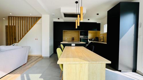 - une cuisine avec une table en bois dans une chambre dans l'établissement Villa à la plage - au coeur de Stella-Plage, à Stella-Plage