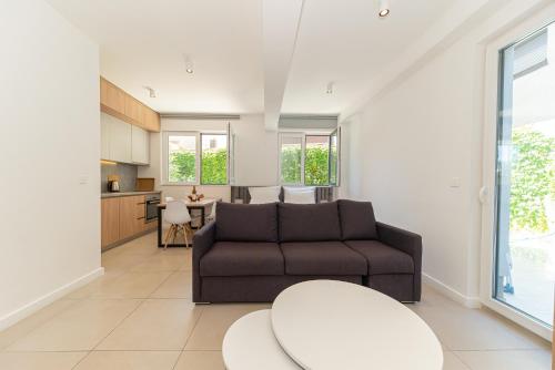 een woonkamer met een bank en een tafel bij Horizont studio in Becici