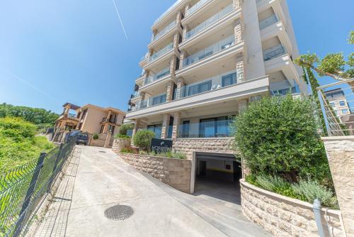 een appartementencomplex met een loopbrug ervoor bij Horizont studio in Becici