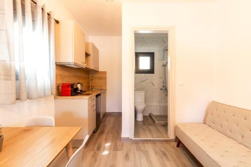 Afbeelding uit fotogalerij van G C Luxury Apartments in Nikiti