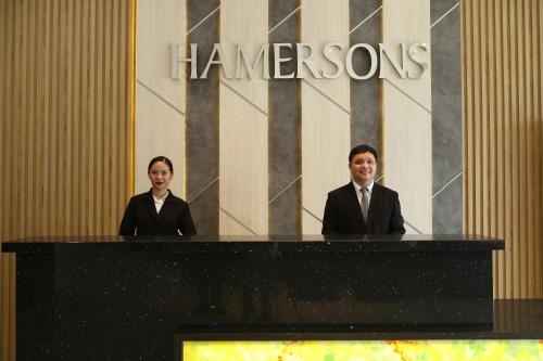 Členové personálu v ubytování Hamersons Hotel CDO