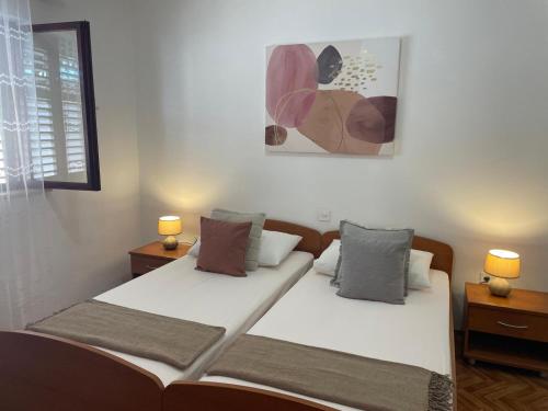 Posteľ alebo postele v izbe v ubytovaní Apartments by the sea Zavalatica, Korcula - 185