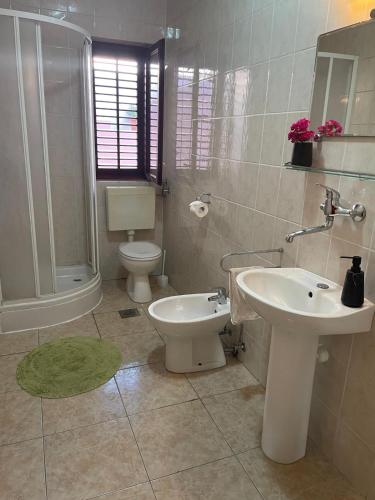Un baño de Apartments by the sea Zavalatica, Korcula - 185