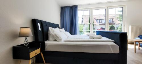 Кровать или кровати в номере KOMM - Terrasse- Parkplatz- Küche- Boxspringbett