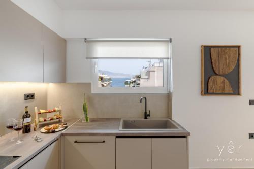 Kuchyň nebo kuchyňský kout v ubytování Seaside Luxury - 3 Min to Freatida Beach