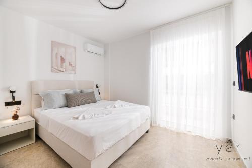 Postel nebo postele na pokoji v ubytování Seaside Luxury - 3 Min to Freatida Beach