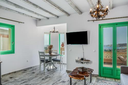 Una televisión o centro de entretenimiento en Mikis La Scala Luxury Villas