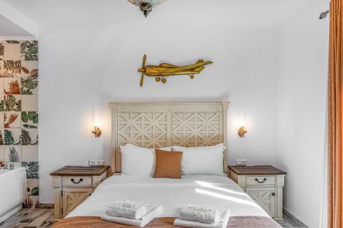 Una cama o camas en una habitación de Mikis La Scala Luxury Villas