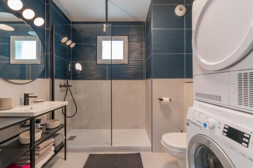 une salle de bain avec douche et machine à laver dans l'établissement Le Saint Jean, à 10 minutes de la plage, à La Ciotat
