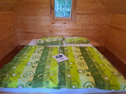 Postel nebo postele na pokoji v ubytování Forest Lodge Camping Menina