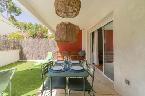 une salle à manger avec une table et des chaises bleues dans l'établissement Le Saint Jean, à 10 minutes de la plage, à La Ciotat